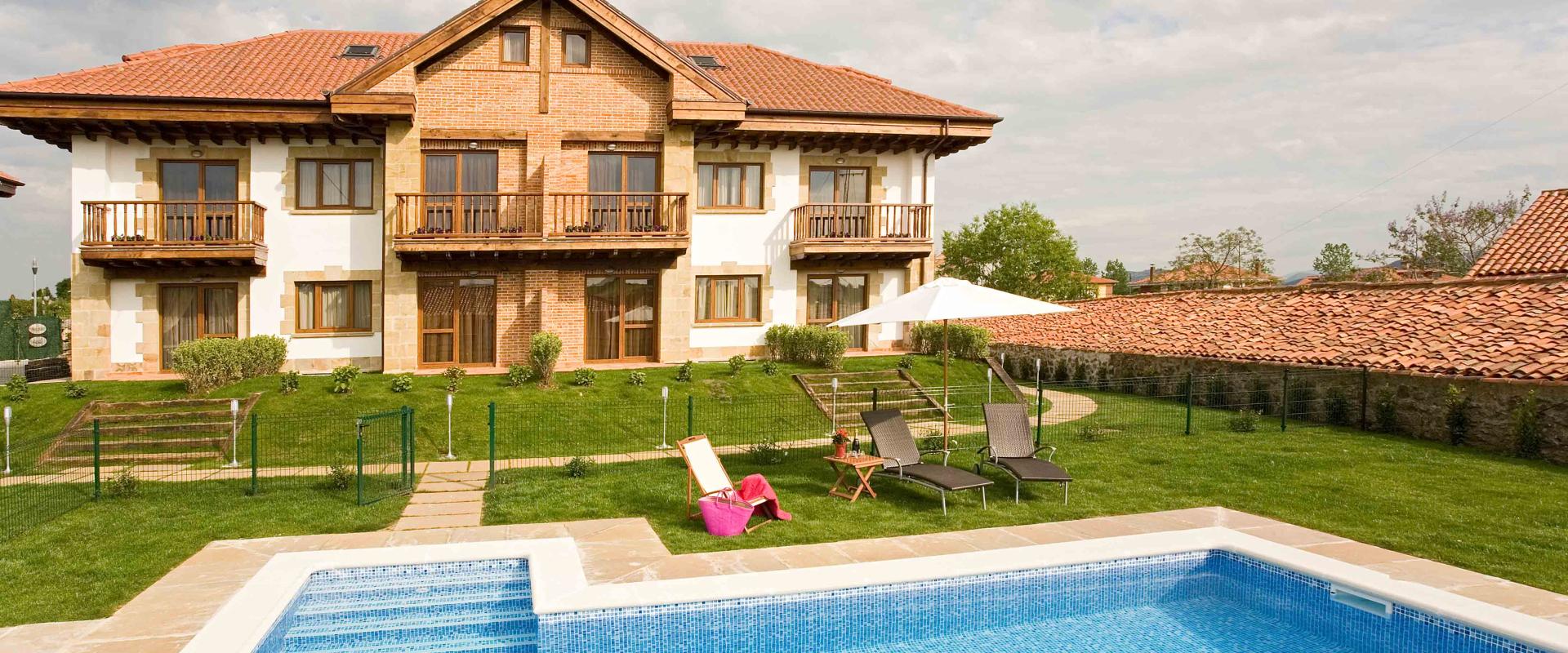 Piscina y jardín de Apartamentos Ciudad de Petra